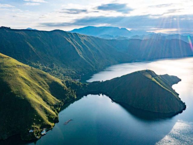 https://babaholidays.unicorntechnology.co/wp-content/uploads/2024/12/LakeToba-640x480.jpg