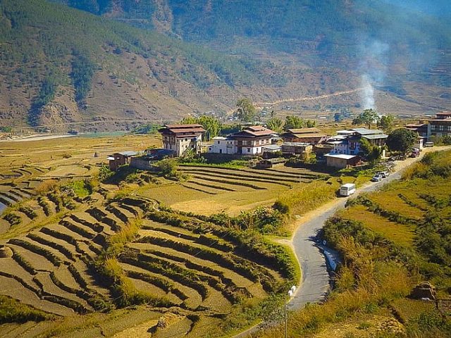 https://babaholidays.unicorntechnology.co/wp-content/uploads/2024/12/Punakha-640x480.jpg