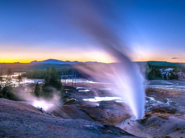 https://babaholidays.unicorntechnology.co/wp-content/uploads/2024/12/YellowstoneNationalPark-640x480.jpg